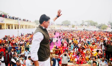what does the crowd gathered for sachin pilot say randhawa in jaipur but pilot among the public
