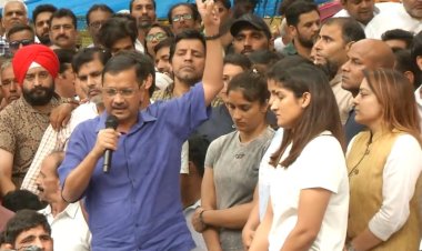 delhi cm arvind kejriwal meets wrestlers protesting against wfi chief brijbhushan sharan singh at jantar mantar