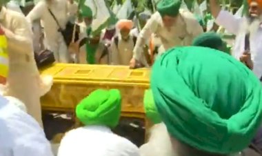 farmers break through police barricades as they join protesting wrestlers at jantar mantar delhi
