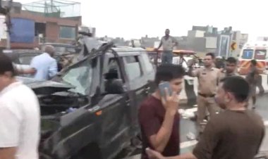 6 killed with 3 children 2 serious in bus car accident in delhi