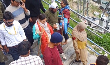 bollywood actress sara ali khan undertake amarnath yatra video goes viral