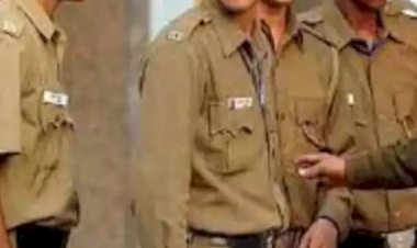 10 lakh looted in jaipur after red chili burst into eyes