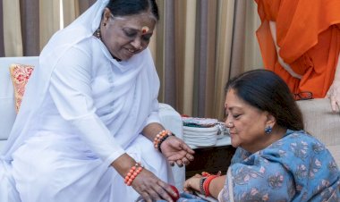 vasundhara raje meets respected mother amritanandamayi devi in jaipur