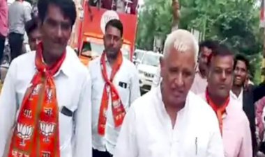 ruckus in bjp parivartan yatra in sikandra due to 4 times mla and 2 times minister ramkishor meena stopped from boarding rath