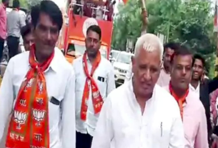 ruckus in bjp parivartan yatra in sikandra due to 4 times mla and 2 times minister ramkishor meena stopped from boarding rath