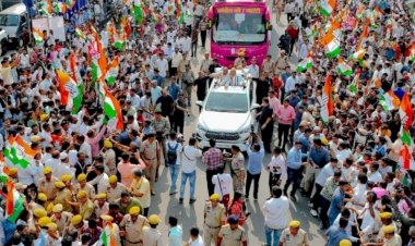 cm ashok gehlot flagged off guarantee rath to deliver 7 guarantees of congress in public