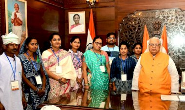 tribal self reliant women of kushalgarh area met governor kalraj mishra and narrated their experiences