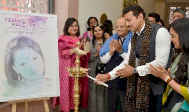 pictures of women empowerment seen in the exhibition “fame palette capturing the mood by sandeep verma”