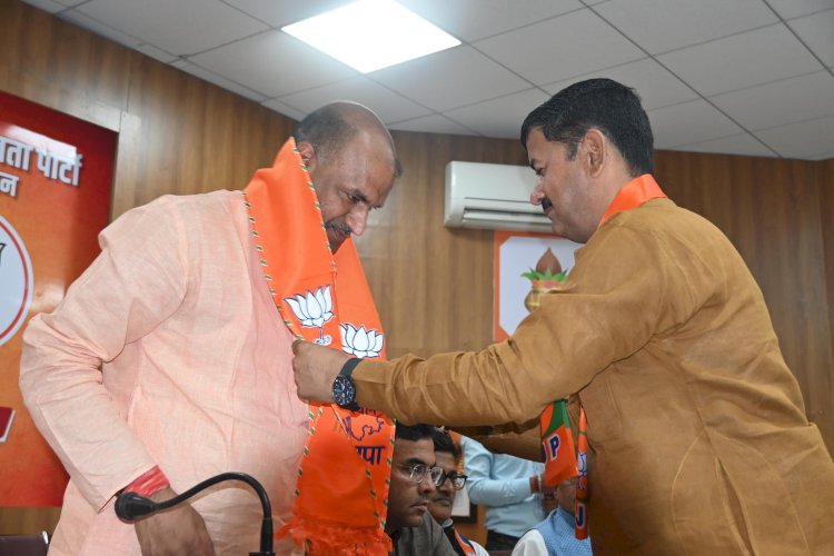 on the completion of one year of bjp state president cp joshis tenure a grand welcome was held at the bjp state office with fireworks flower showers and drums