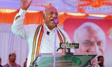 modi has become an attacker on his own friends   mallikarjun kharge