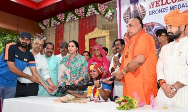 diya kumari honored olympian mona agarwal