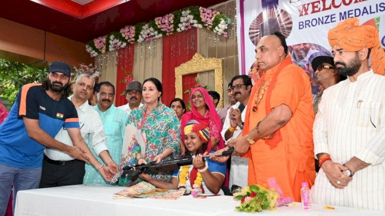 diya kumari honored olympian mona agarwal