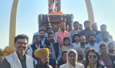 sculptors made the statue of sukhdev singh gogamedi