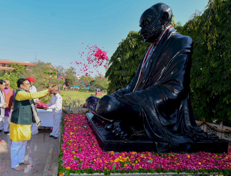 chief minister offered flowers on gandhi statue