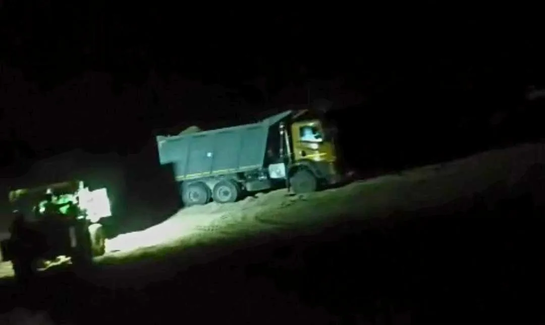 gravel mafia runs rampant responsible department remains a passive spectator the illicit trade of illegal mining in the kailashnagar area of shivganj tehsil brazen plunder using dumpers and tractors